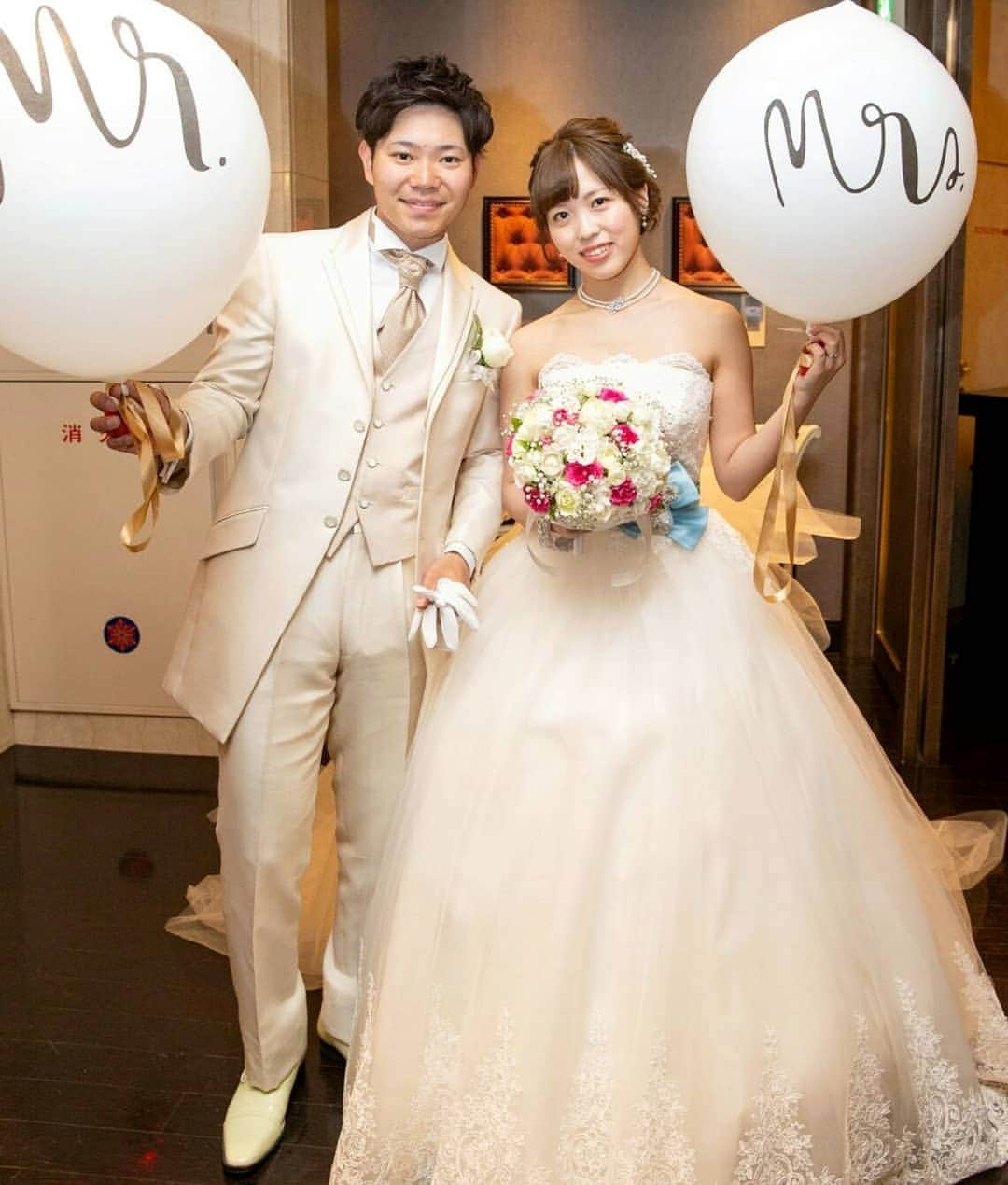 結婚式場　仙台 パレスへいあんさんのインスタグラム写真 - (結婚式場　仙台 パレスへいあんInstagram)「. #披露宴入場 緊張した挙式を終え、 いよいよパーティースタート! ビッグバルーンを持ち、入場です🎈✨ 綺麗な後ろ姿にも注目ください👏 #wedding#weddingparty#weddingphoto#weddingceremony#weddingdress #パレスへいあん#仙台#宮城#仙台式場#式場探し#挙式#披露宴#パーティー#入場#ウェディングドレス #JILLSTUART#バルーン#後ろ姿#スナップ撮影#2019春婚#2019夏婚#marry花嫁#プレ花嫁#卒花嫁#全国のプレ花嫁さんと繋がりたい」5月23日 16時59分 - palace.heian