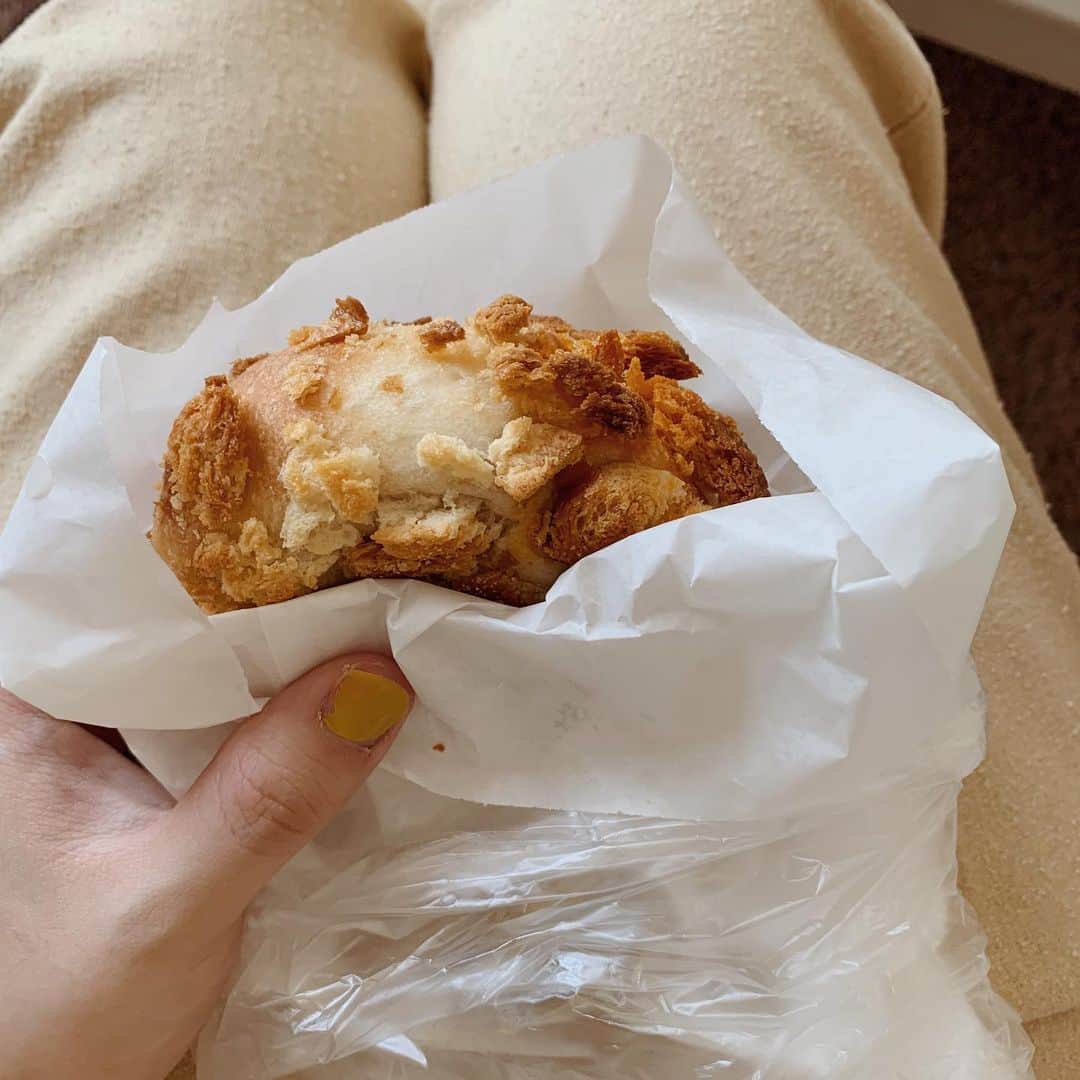 菅谷梨沙子さんのインスタグラム写真 - (菅谷梨沙子Instagram)「昨日 blogでも載せた #ベッカライ徳多朗 さんのカレーパン🥐 衣はサクサク、中はスパイシーなカレーがぎっしり入っていてとっても美味しかった！ ほかのパンもどれも美味しかったので、また絶対買いに行こうっ🚲！」5月23日 16時36分 - risako_sugaya