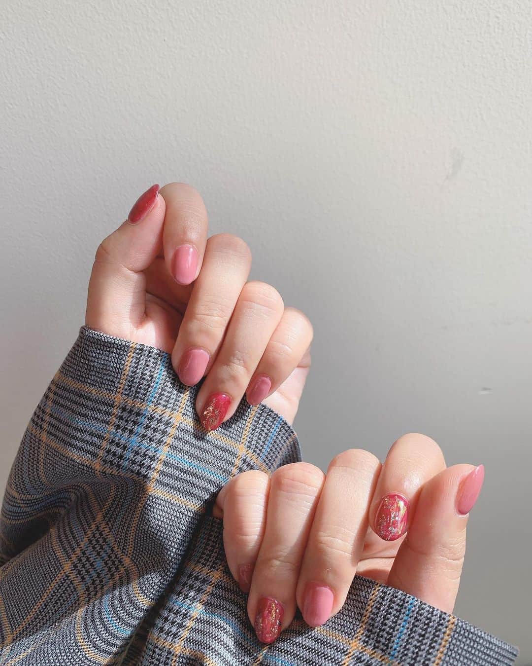 山田菜々さんのインスタグラム写真 - (山田菜々Instagram)「久しぶりのネイルです☺︎ くすんだ色が好き。  #nails #ネイル #pink」5月23日 16時37分 - tannana.yamada