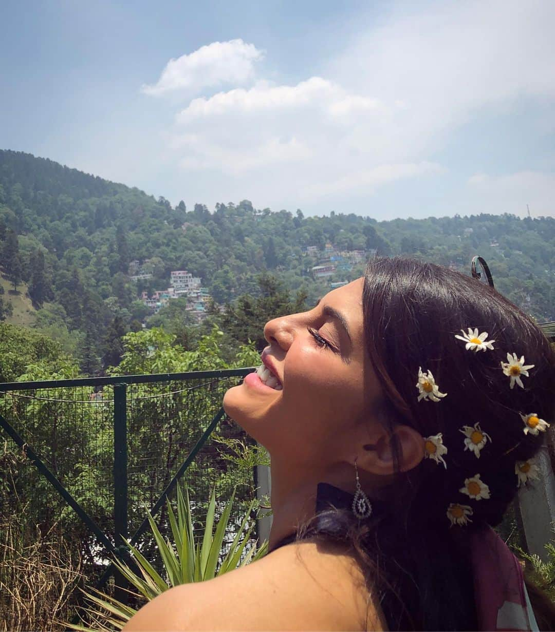 Jacqueline Fernandezさんのインスタグラム写真 - (Jacqueline FernandezInstagram)「Connected to 🌼🌻🌼 #nainital @inherchair」5月23日 16時42分 - jacquelienefernandez