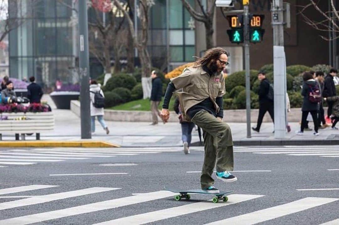 のインスタグラム：「Comming JAPAN Tony Alva🎌🤘 スケートボードカルチャーの礎を作った、スケート界のレジェンドトニーアルバ氏が、House Of Vans at GREENROOM FESTIVAL'19に来場！参加無料のMeet&Greetも開催！ HouseOfVansブースはフリーエントランスとなっております。是非この機会にレジェンドと触れ合おう🔥 @thetonyalva1957 @greenroomfestival  #vansjapan」
