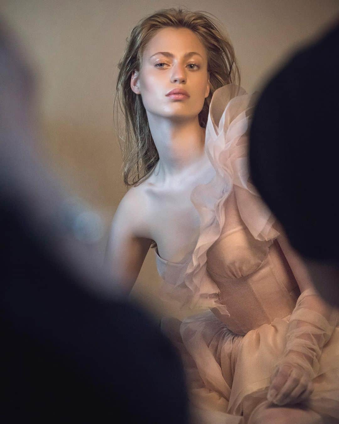 のインスタグラム：「“I wanted to create a fragrance that would enhance my woman” – E.S. #ScervinoFragrance . . #ErmannoScervino #CosimaAuermann #Auermann #perfume #fragrance #eaudeparfum #essence #madeinitaly #madeinflorence #perfumery #parfum #scent #profumo #fragranza #essenza #organza #floral #ADV #advcampaign #campaign」