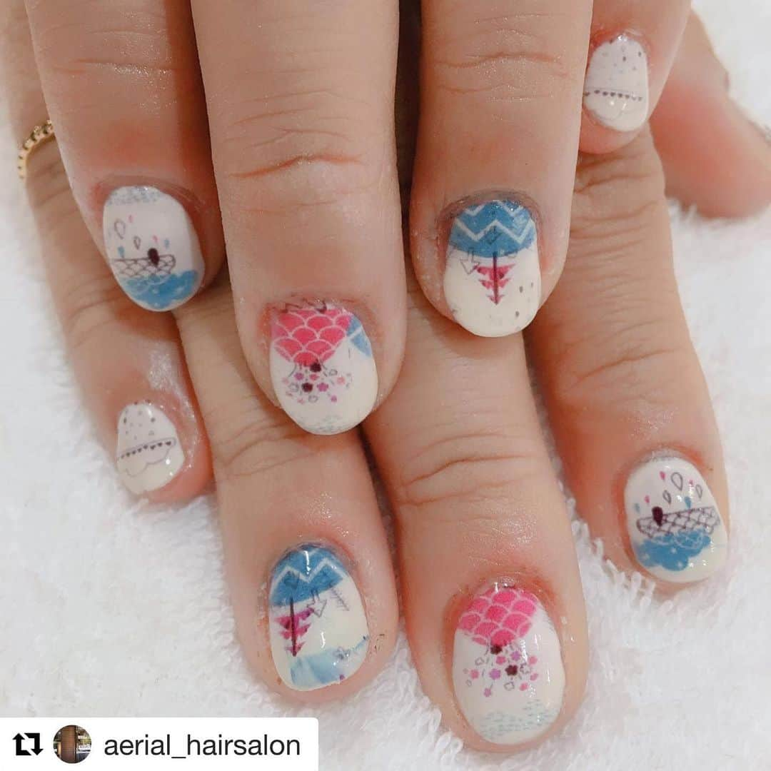 ネイルスタンド　ツメコさんのインスタグラム写真 - (ネイルスタンド　ツメコInstagram)「#Repost @aerial_hairsalon with @get_repost ・・・ 雨の日も楽しくなりそうな、北欧のほっこりした梅雨デザインです。 ホワイトベースにピンクとブルーが良く映えます。  デザインI D:F96020(w)  #新松戸 #新松戸美容室 #松戸市 美容室 #新松戸ヘアーサロン #美容室 #ネイル #ネイルアート #ネイルデザイン #ジェルネイル #ツメコネイル」5月23日 17時01分 - tsume.co