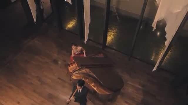 森本麻衣のインスタグラム：「🎹続編🎹 . . これぞ、日本の心🇯🇵 だよね‼️ . Japanese traditional songs piano ✖️shakuhachi❣️ . 尺八演奏家 中村仁樹 ピアニスト 森本麻衣 による コラボ作品🎥✨ . . 和楽器と洋楽器のコラボは 斬新ですが 実は本当に心地よい音楽になります🍀 . 皆さま、尺八とピアノ、 いかがですか❓😌 . ピアノのパートの編曲は私です👍 . こちらの動画の１つ前のポストが前編ですので、 そちら良かったら📮😉 . . 日本の唄、最高🥰 . . #maimorimoto#piano#pianist#shakuhachi#japanesesong#japan#ehime#matsuyama#music#everybodyknows#lovemusic#🎹 #森本麻衣#中村仁樹#ピアノ#ピアニスト#尺八#コラボ#洋楽器#和楽器#ふるさと#赤とんぼ#愛媛#松山#故郷#心に響く#音楽」