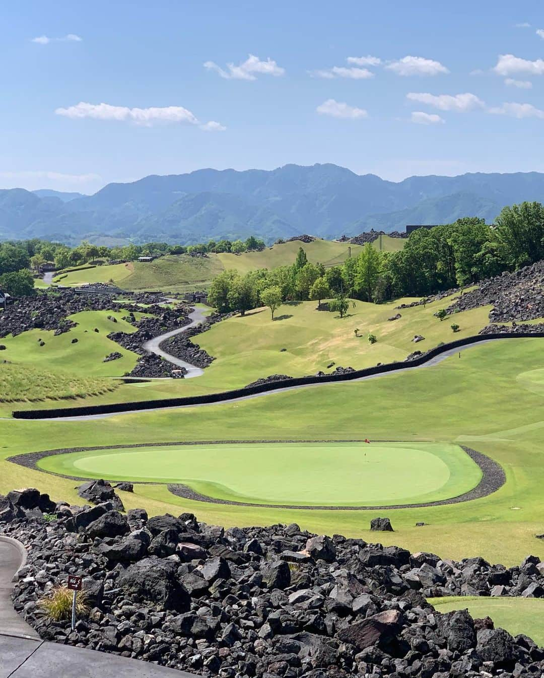 高沢奈苗さんのインスタグラム写真 - (高沢奈苗Instagram)「. 気分は真夏ラウンド🌞⛳️ . なかなか暑かった群馬でのラウンド🏌️‍♀️ . . 日差しジリジリ🌞 アームカバーとフェイスマスクが必須になってきました😷✨ . 暑いね〜と言いながらも、群馬のハワイはやはり最高でした❣️🌴 . . . #golf #riendasuelta #リエンダスエルタ #ゴルフ #ゴルフ女子 #同級生 #みなみちゃんと #吉井カントリークラブ」5月23日 16時56分 - nanaetakasawa