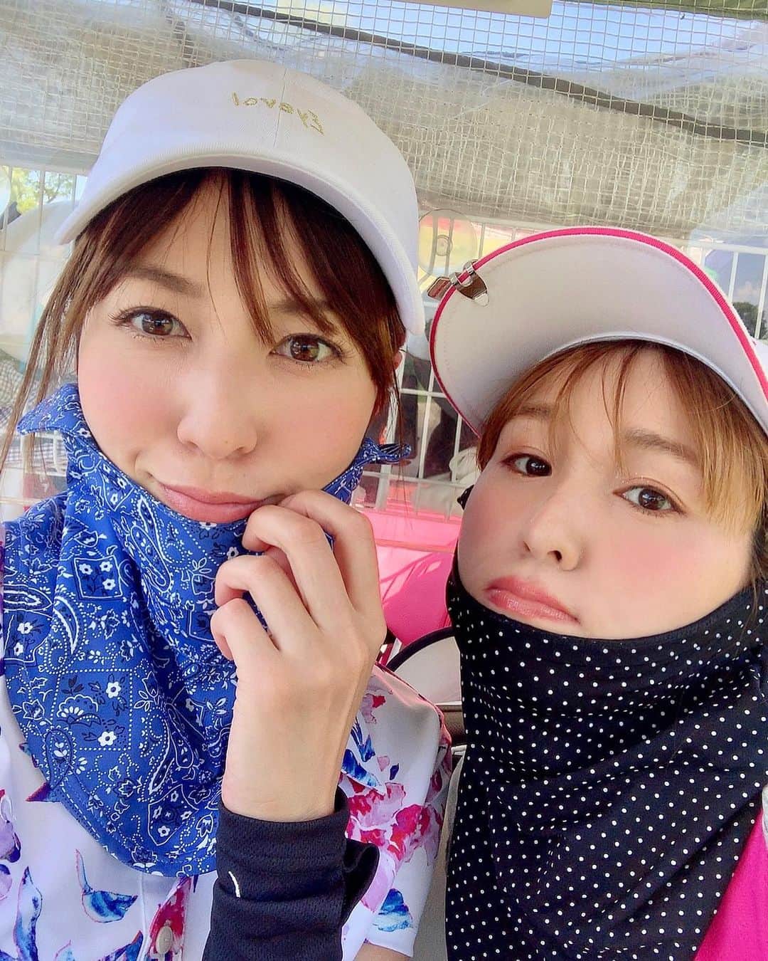 のインスタグラム：「. 気分は真夏ラウンド🌞⛳️ . なかなか暑かった群馬でのラウンド🏌️‍♀️ . . 日差しジリジリ🌞 アームカバーとフェイスマスクが必須になってきました😷✨ . 暑いね〜と言いながらも、群馬のハワイはやはり最高でした❣️🌴 . . . #golf #riendasuelta #リエンダスエルタ #ゴルフ #ゴルフ女子 #同級生 #みなみちゃんと #吉井カントリークラブ」