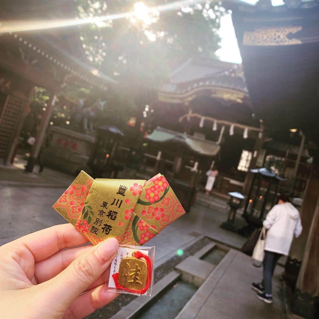 のインスタグラム：「#豊川稲荷 #赤坂  #大吉  響き渡る幸運の鐘の音 とな(〃ω〃)♪ 一文字御守りも、美佳の”佳” !!! #happy #smile #luck #akasaka #tokyo #japan」