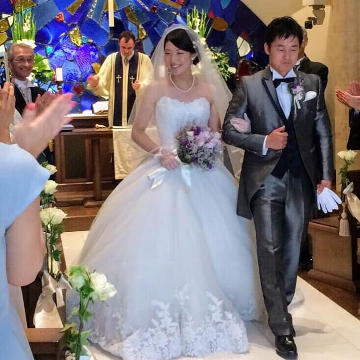 orb_weddingさんのインスタグラム写真 - (orb_weddingInstagram)「#orbweddingreport -お問い合わせ--------------------------- ＠LINEからもお気軽にご連絡いただけます🙆‍♀️ 🆔@orb_wedding(@マーク含む) ☎︎ 0120-790-479 トップページのHPからもご覧くださいませ♡ ----------------------------------------- orbでお手伝いさせていただいたお客様より、素敵なお写真をいただきました👗💐 * * ウエディングドレス @inesdisanto * こちらのドレスはInstagramを見て気になっていただいたようです✨ 新婦様の曲線美をより美しく見せるシルエットに、繊細なレースや刺繍、スパンコールを使用した華麗なデザインが式場様との相性バツグンです！👏💕 * 式場様 @hotelnikkokumamoto_wedding  ドレスショップ @juno_weddingdress * orbで式場探しとお衣裳選びのお手伝いをさせていただき、ありがとうございました🕊️ * * #orb_wedding#イネスディサント  #ウエディングドレス #結婚式 #前撮#フォトウェディング#パーティレポート #卒花嫁 #プレ花嫁 #日本中のプレ花嫁さんと繋がりたい #式場探し #ドレス探し #結婚式準備#運命の1着#フォトウェディング福岡 #パーティレポート #卒花フォト #プレ花嫁熊本 #式場探しレポ #ドレス探しの旅 #結婚式準備のお手伝い#とびきりのウェディングドレス  #オーブウェディング #2019夏婚 #2019秋婚 #2019冬婚 #2019春婚#令和婚」5月23日 17時09分 - dresses_bridal_counter