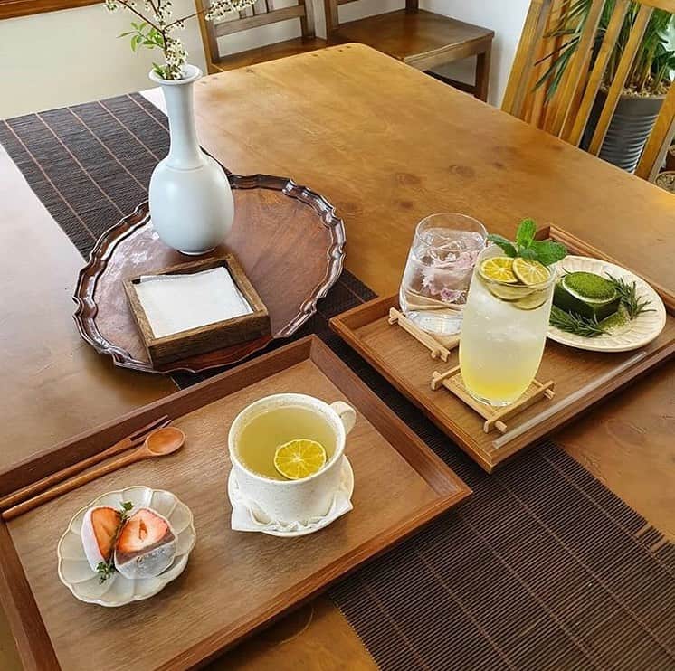 ハルハルさんのインスタグラム写真 - (ハルハルInstagram)「韓国🇰🇷でも大人気なスイーツ #フルーツ大福 🍓﻿ ﻿ あんにょんはせよ🙋🏻‍♀️おつぐです🐣﻿ ﻿ お茶をはじめとする飲み物からお茶に合うお菓子まである #무상찻집 #無想茶屋 というカフェを #チェジュ島 にて発見🤭﻿ ﻿ 明洞の屋台でもよく見かける #딸기모찌( #いちご大福 )🍓もここのカフェで楽しむことができちゃう😊👍🏻 ﻿ 花茶と緑茶、伝統茶などのお茶類そしてデザートがあるよ😊﻿ ﻿ もちろんお茶だけではなく、コーヒー、ミカンや桃、木苺などの果物を砂糖漬けにし、シロップを使った飲み物も味わえるみたい👍🏻💖 ﻿ ﻿ ここのメニューは全て手作りなんだとか🤦🏻‍♀️💖 ﻿ お店のインテリアは白い壁と木材で統一されいて、落ち着いた雰囲気のカフェ🍵﻿ ﻿ 韓国にいるのに日本の雰囲気が少しあるようなカフェで﻿ また違った楽しみ方ができそう😊👍🏻 ﻿ ﻿ ▼メニュー﻿ ドリンク : 3,000ウォン〜8,000ウォン﻿ デザート : 3,000ウォン〜 ▼アクセス﻿ バス🚌 : 済州バスターミナル(제주버스터미널) から徒歩2分﻿ 幹線バス［青］202,315,331,332番など多数﻿ 支線バス［緑］431,436,437番など多数 ▼営業時間﻿ 11:00〜21:00 ※ラストオーダー 20:00﻿ 定休日 : 水曜日﻿ ﻿ ﻿ いちご大福は季節の関係でつい最近終わってしまったよ😢悲しい😢﻿ ﻿ また冬からこの時期くらいまで食べることができるのでそれまでお楽しみに🙋🏻‍♀️💖 ﻿ ﻿ いちご大福の他にも楽しめるデザートはたくさんあるので是非いってみてね🥺❤️ ﻿ ﻿ -------------------------------------------﻿﻿﻿﻿﻿﻿﻿﻿﻿﻿﻿ ﻿ ﻿ 今回の可愛いお写真は、﻿﻿﻿﻿ 以下の方からお借りしています♡﻿﻿﻿ ﻿ ﻿ Thanks for…﻿﻿﻿﻿﻿﻿﻿ ﻿ @doyi_doi  님﻿﻿﻿﻿ @sy._.vely 님﻿﻿﻿﻿ @lllllllm_h  님﻿﻿ @zoo_veeeely 님﻿﻿ ﻿ #ハルスタ やハルハルをタグ付けしていただくと、﻿﻿﻿﻿ ハルハルの記事やInstagramに投稿させていただく場合がございます💕﻿﻿ #하루스타 #하루하루 를 태그 하시면﻿﻿﻿﻿ 하루하루의 기사와 인스타그램에서 사용할 가능성이 있습니다💕﻿﻿ -------------------------------------------﻿﻿﻿﻿﻿﻿﻿﻿﻿﻿﻿ ﻿ ﻿ ﻿ ﻿ #韓国 #韓国情報 #韓国好きな人と繋がりたい #韓国カフェ #済州カフェ #カフェ巡り #카페 #카페스타그램 #제주카페 #맛스타그램 #제주카페추천 #cafe #korea#いちご#お茶#韓国グルメ#カフェ好き#おやつタイム#カフェスタグラム#カフェ活」5月23日 17時02分 - haruharu_furyu