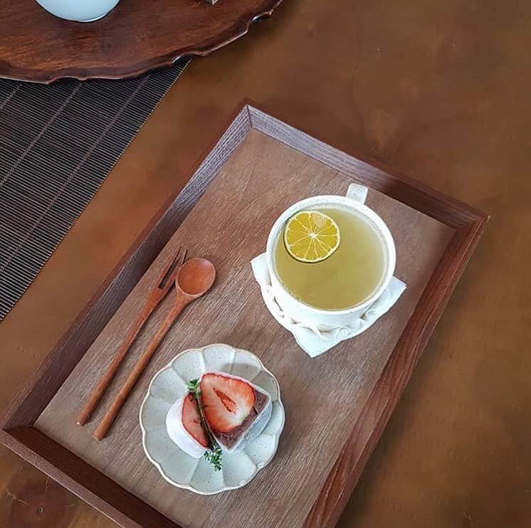 ハルハルさんのインスタグラム写真 - (ハルハルInstagram)「韓国🇰🇷でも大人気なスイーツ #フルーツ大福 🍓﻿ ﻿ あんにょんはせよ🙋🏻‍♀️おつぐです🐣﻿ ﻿ お茶をはじめとする飲み物からお茶に合うお菓子まである #무상찻집 #無想茶屋 というカフェを #チェジュ島 にて発見🤭﻿ ﻿ 明洞の屋台でもよく見かける #딸기모찌( #いちご大福 )🍓もここのカフェで楽しむことができちゃう😊👍🏻 ﻿ 花茶と緑茶、伝統茶などのお茶類そしてデザートがあるよ😊﻿ ﻿ もちろんお茶だけではなく、コーヒー、ミカンや桃、木苺などの果物を砂糖漬けにし、シロップを使った飲み物も味わえるみたい👍🏻💖 ﻿ ﻿ ここのメニューは全て手作りなんだとか🤦🏻‍♀️💖 ﻿ お店のインテリアは白い壁と木材で統一されいて、落ち着いた雰囲気のカフェ🍵﻿ ﻿ 韓国にいるのに日本の雰囲気が少しあるようなカフェで﻿ また違った楽しみ方ができそう😊👍🏻 ﻿ ﻿ ▼メニュー﻿ ドリンク : 3,000ウォン〜8,000ウォン﻿ デザート : 3,000ウォン〜 ▼アクセス﻿ バス🚌 : 済州バスターミナル(제주버스터미널) から徒歩2分﻿ 幹線バス［青］202,315,331,332番など多数﻿ 支線バス［緑］431,436,437番など多数 ▼営業時間﻿ 11:00〜21:00 ※ラストオーダー 20:00﻿ 定休日 : 水曜日﻿ ﻿ ﻿ いちご大福は季節の関係でつい最近終わってしまったよ😢悲しい😢﻿ ﻿ また冬からこの時期くらいまで食べることができるのでそれまでお楽しみに🙋🏻‍♀️💖 ﻿ ﻿ いちご大福の他にも楽しめるデザートはたくさんあるので是非いってみてね🥺❤️ ﻿ ﻿ -------------------------------------------﻿﻿﻿﻿﻿﻿﻿﻿﻿﻿﻿ ﻿ ﻿ 今回の可愛いお写真は、﻿﻿﻿﻿ 以下の方からお借りしています♡﻿﻿﻿ ﻿ ﻿ Thanks for…﻿﻿﻿﻿﻿﻿﻿ ﻿ @doyi_doi  님﻿﻿﻿﻿ @sy._.vely 님﻿﻿﻿﻿ @lllllllm_h  님﻿﻿ @zoo_veeeely 님﻿﻿ ﻿ #ハルスタ やハルハルをタグ付けしていただくと、﻿﻿﻿﻿ ハルハルの記事やInstagramに投稿させていただく場合がございます💕﻿﻿ #하루스타 #하루하루 를 태그 하시면﻿﻿﻿﻿ 하루하루의 기사와 인스타그램에서 사용할 가능성이 있습니다💕﻿﻿ -------------------------------------------﻿﻿﻿﻿﻿﻿﻿﻿﻿﻿﻿ ﻿ ﻿ ﻿ ﻿ #韓国 #韓国情報 #韓国好きな人と繋がりたい #韓国カフェ #済州カフェ #カフェ巡り #카페 #카페스타그램 #제주카페 #맛스타그램 #제주카페추천 #cafe #korea#いちご#お茶#韓国グルメ#カフェ好き#おやつタイム#カフェスタグラム#カフェ活」5月23日 17時02分 - haruharu_furyu