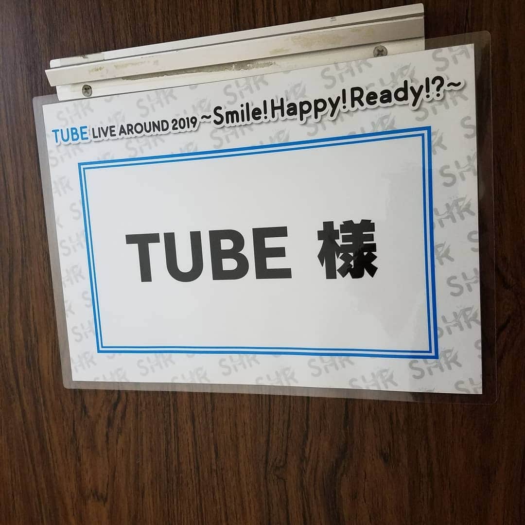 勝田一樹のインスタグラム：「本日はこの方々とご一緒させて頂きます✨😌✨ ヨロシクです😃✌️ こっそりショットもあります、 秘密です㊙️ #勝田一樹 #kazukikatsuta  #チューブ #チューブアリーナツアー  #tube #TUBE #日本武道館 #武道館」