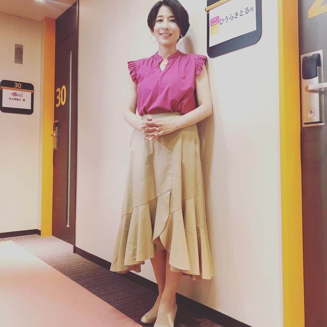 ひうらさとるのインスタグラム：「17:30くらいから、ちょこっと出演しまーす。ニッチェの江上さんとご一緒でーす。 お洋服はトップスがBrahmin 、スカートがSeta ichiro 、靴はenamelです。 靴は私物なんだけどヒールが色違いでかわいいんですよー。 #livenewsit  #アレトコレト」