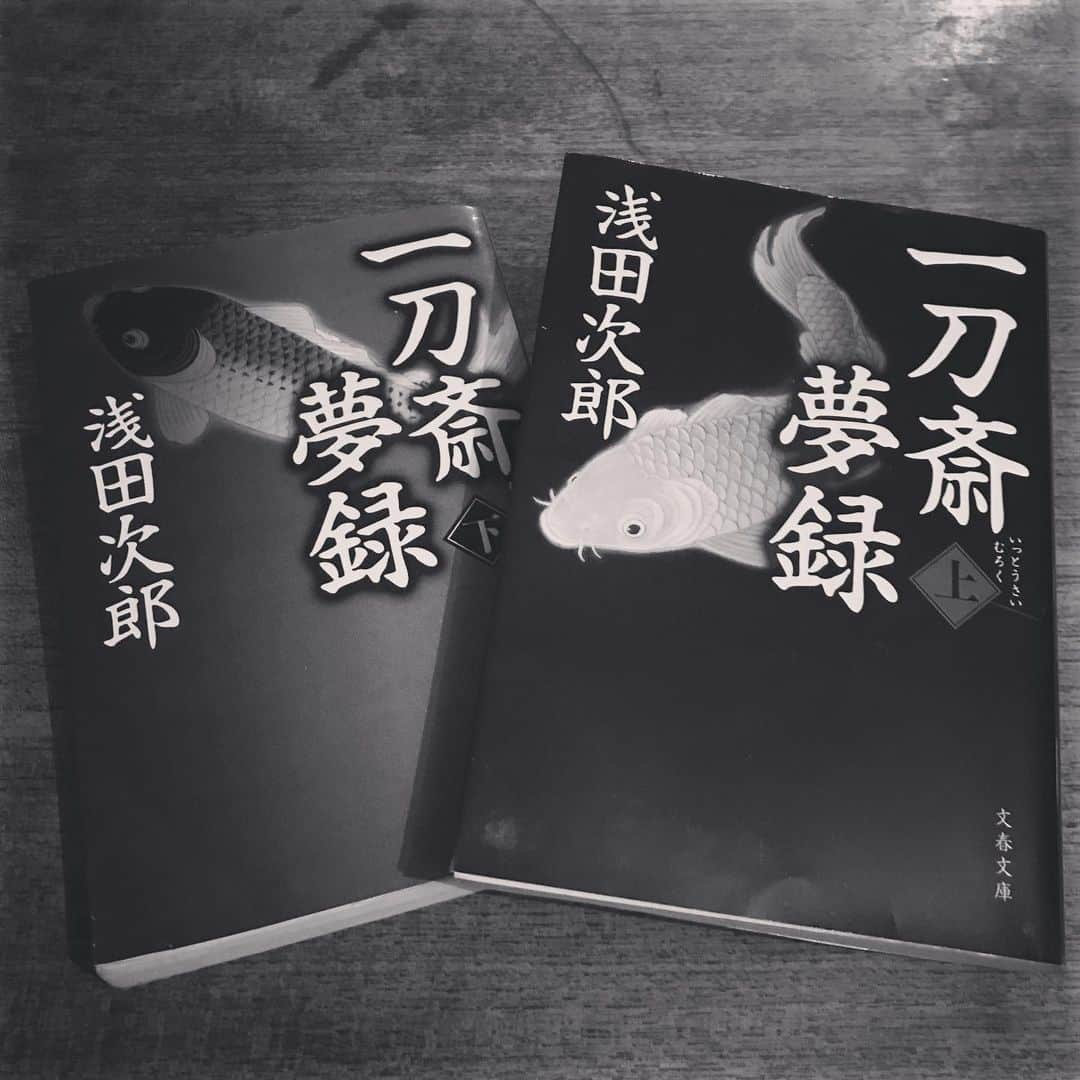 吉村民さんのインスタグラム写真 - (吉村民Instagram)「浅田次郎さんの新選組三部作の 「一刀斎夢録」を読み終わりました。  三部作の一作目の「壬生義士伝」を読んだのは、もう10年くらい前だったような。。。 小説を読んでこんなに涙が出てくるなんて！と切なくて悲しくて、 読み終わって声を上げて泣いてしまった自分に驚いてから浅田次郎さんの作品に魅了されるようになりました。 二作目の「輪違屋糸里」もやっぱり切なくて、、、そして鬼の土方歳三が鬼に見えなくなりました👹  三作目の斎藤一が主人公のこの小説も、やっぱり切ない。 何度涙腺が緩んだことか。  新選組、斎藤一の人間らしさに触れることが出来た気がします。  以前、福島に歴史旅に行った際に訪れた 斎藤一のお墓参りにいったことも思い出しました。  幕末好きは、倒幕派か幕府側に 別れがちですが、、、 ズルイですが、私は両方好きです。 勝てば官軍負ければ賊軍という言葉があるように 倒幕派が勝ったから そっちが良く書かれることが多いですが、  みんなそれぞれに自分の信じる道を命をかけて生きたことに変わりはありません。 私はそんな姿に心が奪われてしまいます。  楽しい小説が終わってしまった時は 1日の終わりの夕陽を見るような切なさを感じて寂しいですが、  またそんな気持ちにさせてくれる 作品に出逢えるように次の本を探します♡  あー、幕末たのしい。  #歴史好きな人と繋がりたい #歴女 #歴史好き #幕末好き #新選組 #斎藤一 #浅田次郎 #一刀斎夢録 #幕末 #幕末志士 #歴史小説」5月23日 17時07分 - yoshimuratami