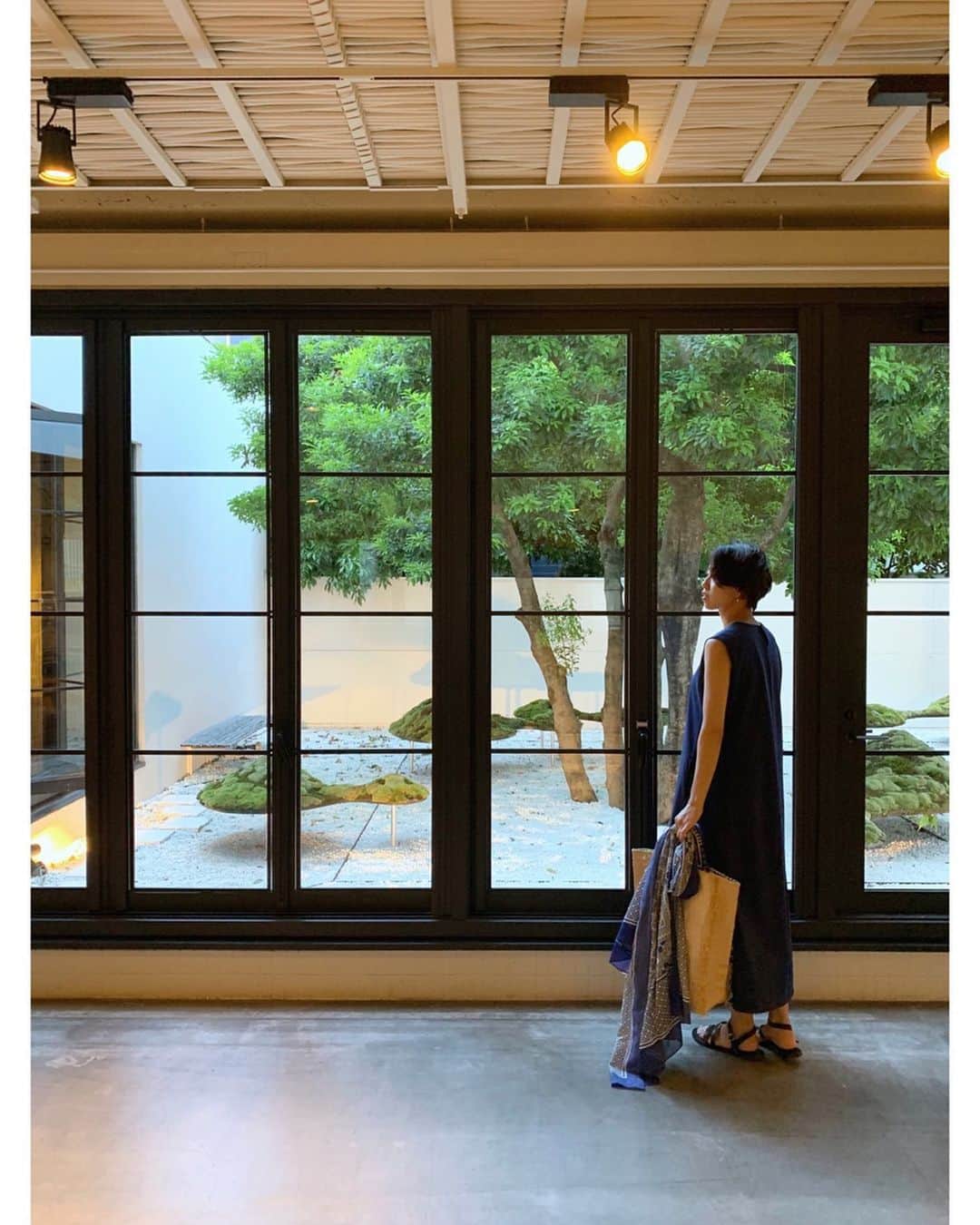 23区さんのインスタグラム写真 - (23区Instagram)「#23KU_DAYS 🚶🏼‍♂️﻿to KYOTO﻿ ﻿﻿ 23区のワードローブで出かける京都旅行。﻿ どんな宿にしようか、悩む時間も旅のお楽しみ。 今回は、京都駅からすぐ近くの 〈HOTEL ANTEROOM KYOTO〉へ。﻿ アート&カルチャーをコンセプトにしたこちらのホテルは、フォトスポットがたくさん📸﻿ ﻿ 移動がラクチンなジャージードレスに、タイルプリントを施したストールを🐋🐳🐬﻿ ナチュラル素材のトートを合わせて、旅の始まりを盛り上げます💫﻿ ﻿ ホスピタリティ溢れるホテルマンのみなさんや、さりげないセンスを感じるアメニティ。﻿ そして何より、朝食で味わう京都の味覚は絶品！﻿ 花かつおや、揚げ湯葉をトッピングするサラダ。﻿ 季節の野菜のスムージーなど、色鮮やかなプレートに心踊ります🥗﻿ ﻿ ﻿ ﻿ --------------------------------------------------﻿ DRESS: OPWOKA0054 ¥21,000+tax STOLE:SF3DKA0052 ¥11,000+tax SHOES:SE3DKM0501 ¥19,000+tax BAG: BOBYKM0504 ¥16,000﻿+tax(enshalla) @enshallainsta --------------------------------------------------﻿ ﻿ #23区 #23區 #MYSTANDARD23 ﻿﻿﻿﻿﻿﻿﻿﻿ #kyoto #京都 #アンテルーム #ANTEROOM #ホテル #アート #カルチャー #旅ジョ #旅スタグラム﻿ ﻿#fashion #style #code #coordinate #リゾートコーデ #リゾートワンピ #旅行コーデ #summercode﻿ #enshalla  #LSサイズは価格が異なる場合がございます」5月23日 17時19分 - 23ku_official