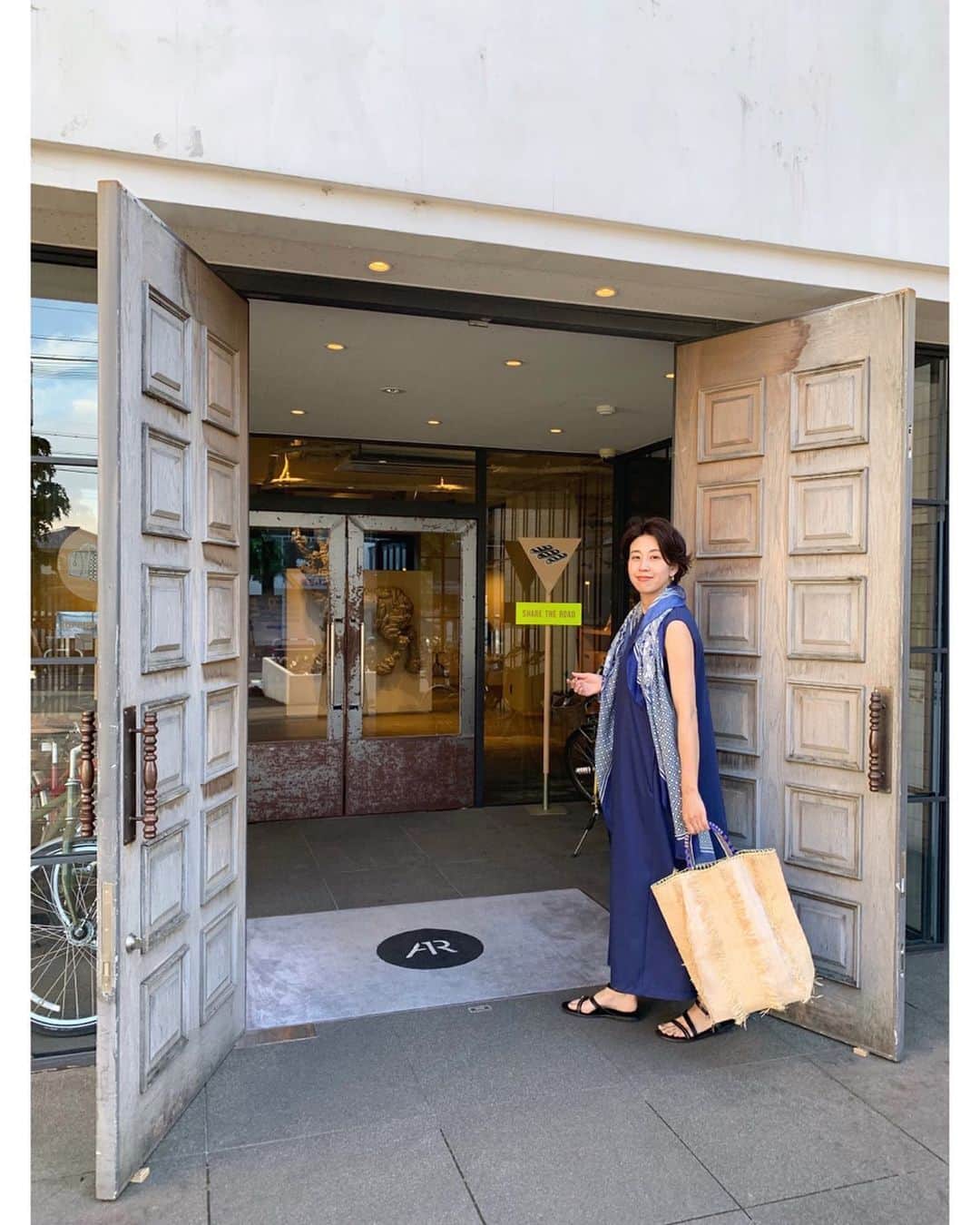 23区さんのインスタグラム写真 - (23区Instagram)「#23KU_DAYS 🚶🏼‍♂️﻿to KYOTO﻿ ﻿﻿ 23区のワードローブで出かける京都旅行。﻿ どんな宿にしようか、悩む時間も旅のお楽しみ。 今回は、京都駅からすぐ近くの 〈HOTEL ANTEROOM KYOTO〉へ。﻿ アート&カルチャーをコンセプトにしたこちらのホテルは、フォトスポットがたくさん📸﻿ ﻿ 移動がラクチンなジャージードレスに、タイルプリントを施したストールを🐋🐳🐬﻿ ナチュラル素材のトートを合わせて、旅の始まりを盛り上げます💫﻿ ﻿ ホスピタリティ溢れるホテルマンのみなさんや、さりげないセンスを感じるアメニティ。﻿ そして何より、朝食で味わう京都の味覚は絶品！﻿ 花かつおや、揚げ湯葉をトッピングするサラダ。﻿ 季節の野菜のスムージーなど、色鮮やかなプレートに心踊ります🥗﻿ ﻿ ﻿ ﻿ --------------------------------------------------﻿ DRESS: OPWOKA0054 ¥21,000+tax STOLE:SF3DKA0052 ¥11,000+tax SHOES:SE3DKM0501 ¥19,000+tax BAG: BOBYKM0504 ¥16,000﻿+tax(enshalla) @enshallainsta --------------------------------------------------﻿ ﻿ #23区 #23區 #MYSTANDARD23 ﻿﻿﻿﻿﻿﻿﻿﻿ #kyoto #京都 #アンテルーム #ANTEROOM #ホテル #アート #カルチャー #旅ジョ #旅スタグラム﻿ ﻿#fashion #style #code #coordinate #リゾートコーデ #リゾートワンピ #旅行コーデ #summercode﻿ #enshalla  #LSサイズは価格が異なる場合がございます」5月23日 17時19分 - 23ku_official