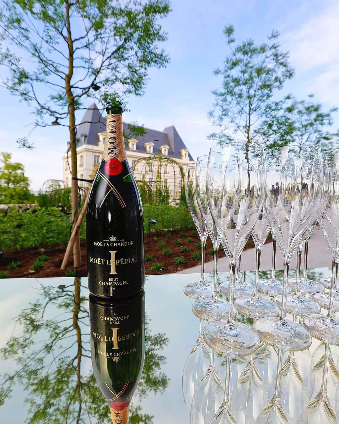 LVMHさんのインスタグラム写真 - (LVMHInstagram)「🍾💥🥂 150th anniversary of Moët Impérial celebrated at the masterfully restored Château de Saran @moetchandon inaugurated the renovated Château de Saran, which has been a property of the Maison since 1801, with a sparkling soirée on May 22. Majestically restored after four years of work, this architectural jewel in the lush landscape of Champagne reopened in time to host a spectacular celebration marking the 150th anniversary of Moët Imperial, the signature champagne of the Maison  Moët & Chandon hosted celebrities, brand ambassadors and friends of the Maison including Natalie Portman, Uma Thurman, Kate Moss, Douglas Booth or Derek Blasberg who had travelled to Champagne for the special night to toast the lovingly-restored Château de Saran on its remarkable debut, and to mark the memorable 150th-year milestone in the journey of Moët Impérial. _ Please Drink Responsibly _ #MoetChandon #MoetMoment #MoetHennessy #LVMH」5月23日 17時18分 - lvmh