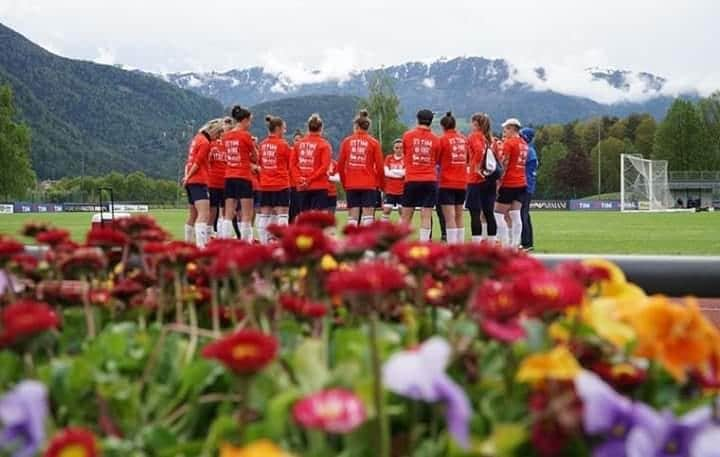 サッカーイタリア代表さんのインスタグラム写真 - (サッカーイタリア代表Instagram)「#Nazionale Femminile🇮🇹 Prosegue a Riscone di Brunico la preparazione per il #Mondiale: le #Azzurre festeggiano Ilaria #Mauro . L’attaccante della Fiorentina Women’s compie oggi 31 anni: “Felice di essere qui nel giorno del mio compleanno, il regalo voglio farmelo in Francia” . .  #VivoAzzurro #FIFAWWC」5月23日 17時18分 - azzurri