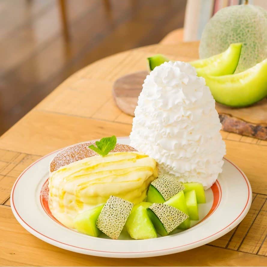 のインスタグラム：「6月1日（土）より旬のメロンをたっぷり使った『 #アンデスメロンとはちみつのパンケーキ ¥1,480（税別）』を販売いたします🍈✨﻿ ﻿ 甘くみずみずしい果肉のアンデスメロンを贅沢に盛り付け、はちみつでコクを加えたカスタードクリームで仕上げました☺️🍽🍯﻿ ﻿ 6月24日（月）までの期間限定なのでお見逃しなく👀❣️﻿ ※ららぽーと名古屋みなとアクルス店、エッグスンシングスコーヒー各店では販売しておりません﻿ ﻿ ﻿ #エッグスンシングス #エッグスン#パンケーキ#パンケーキ巡り#カフェ巡り#スイーツ#カフェ部#限定#グルメ#グルメ好き#東京グルメ #関西グルメ #アンデスメロンとはちみつのパンケーキ #メロン好き #eggsnthings #eegsn#instafood#cafe#foodstagram#pancake#sweets#instafood#aloha#hawaii#sweettooth #lunch#cute#yammy」