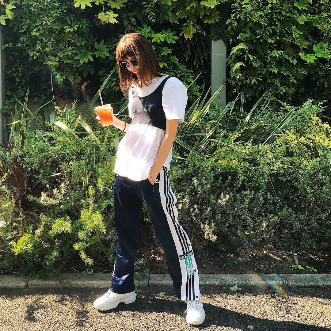 のインスタグラム：「. 今日はスポーティー⛹️‍♀️ @foremosttoyama で買ったadidasのジャージもずっと気に入って履いてる🥰❤️ 今日は暑かったねー！！！ #ootd#outfitoftheday#adidas#sportswear #hanes#tshirts#summerfashion#fashion」