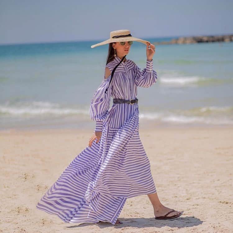 のインスタグラム：「19th century vibes on the beach @leboudoirselectif Gabriella Berdugo wears a long silk striped shirt dress available @harrods @alexismabille #gabriellaberdugo #alexismabille #beachdress #elegance #belleepoque #mortavenise #visconti #stripes #shirtdress #windy #movement #lightness #alexismabillereadytowear」
