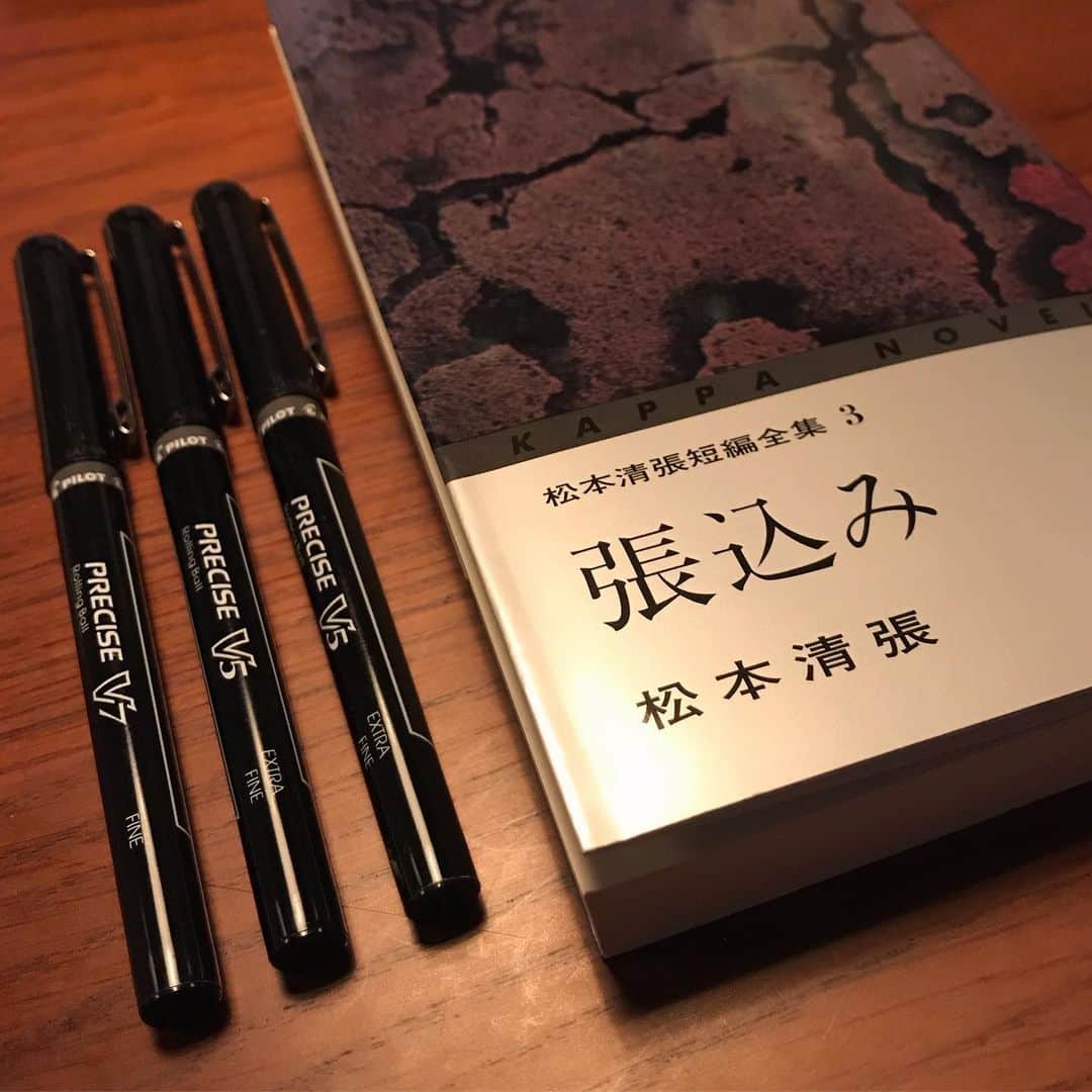 松田青子のインスタグラム：「なんで同じペン持ってきた...」