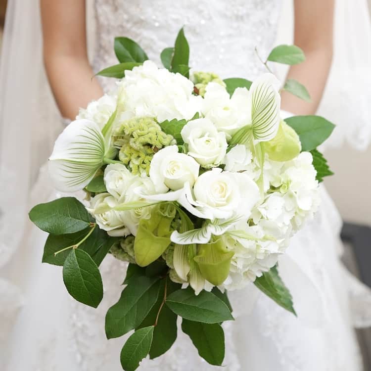 ホテルモントレウェディング【公式】 のインスタグラム：「♥ ￣￣￣￣￣￣￣￣￣￣ @montereyweddingをフォローして 『 #モントレ花嫁 』『 #ホテルモントレ』の タグをつけて投稿してくださいね＊*. . ブーケとブートニアのご紹介＊ 花材により雰囲気がガラリとかわりますね＊*. . ◆ホテルモントレ公式HPはこちら* https://www.monterey-wedding.jp . #モントレ #モントレ花婿  #dressy花嫁 #プレ花嫁 #marry花嫁 #卒花 #marryxoxo #wedding #weddingceremony #weddingreception #weddingparty #weddingdress #dress #flower #weddingbouquets #プラコレ #結婚式場 #ウエディングニュース  #日本中のプレ花嫁さんと繋がりたい #結婚式 #パーティー #披露宴 #ホテルウェディング #ウェディングブーケ #bouquets #flowers #flowerarrangement」