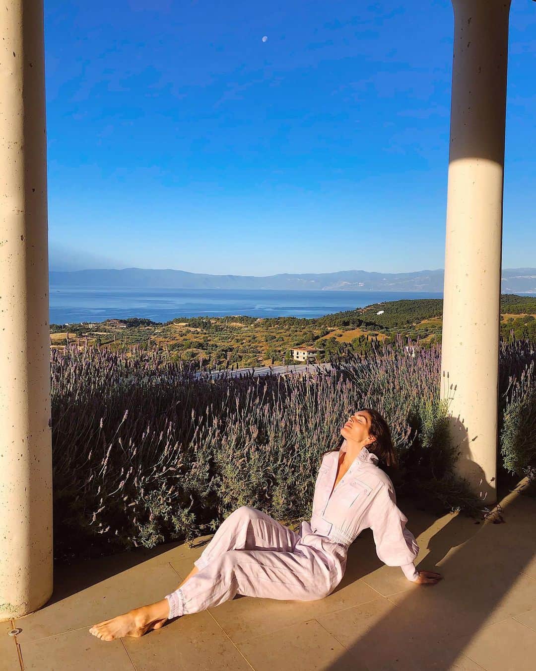 ヒラリー・ローダのインスタグラム：「🧘🏻‍♀️ #jetaporter #ad」