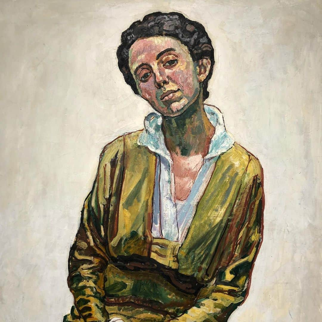 サザビーズさんのインスタグラム写真 - (サザビーズInstagram)「On view in Geneva!🇨🇭Although Swiss painter Ferdinand Hodler is world-renowned for his stunning landscapes, it was in portraiture that he could fully experiment with expression and bold colours. His female portraits are celebrated as some of the most influential works in this genre at the end of the 19th century. In this portrait of Emma Schmidt-Müller, the thick, wide brushstrokes and bright hues - including rich green - are reminiscent of the works of the Fauves. The unconventional pose brings to mind Egon Schiele’s portraits from the same period. The painting is a leading highlight in our upcoming auction Swiss Art / Swiss Made on 25 June in #zurich and is among the works on view at #sothebysgeneva - today and tomorrow! #swissart #geneva #ferdinandhodler #hodler #egonschiele #fauvism #portraitpainting #switzerland #geneve」5月23日 17時23分 - sothebys