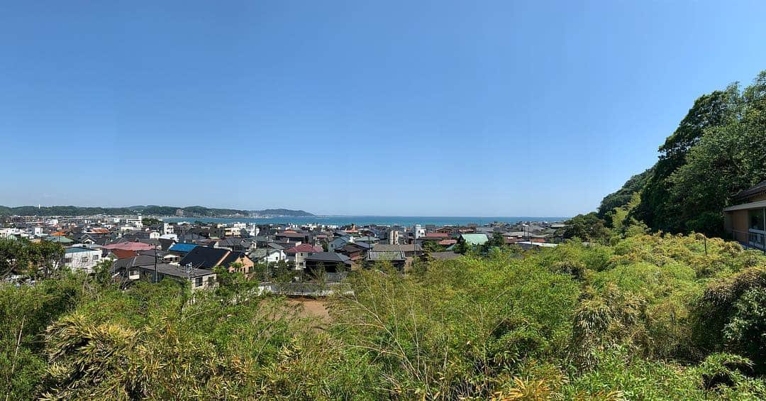 のインスタグラム：「今日も朝からロケをして終了！！最高の天気に最高のロケ地！良かった良かった^_^ 僕に気づいた小学生が「オーシャンズ金子」と言いたかったのだろうけど「サンシャイン金子！」と言っていた。 イェーイ！！！！！！」
