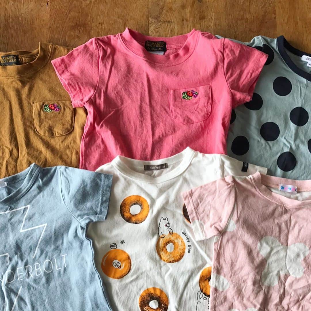 LEEさんのインスタグラム写真 - (LEEInstagram)「子どものTシャツ買いすぎ問題  洗いざらしのクシャクシャですみません。  続子ども服シリーズ。  やばいTシャツ買いすぎです。  左上 フルーツオブザルームのポケT。 かわいすぎて #色ち買い。 なんならこれ以外にオートミールも買いました。  右上 ビーミングで。ドットめっちゃかわいい。  左下 帰省した時にデパートのバーゲンでディグ。 サンダーボルトとドーナツ。いかす。 バーゲン最高。  右下 みんな大好きオフロスキーTシャツ。 うすピンクがいい感じ。  子どものやつ買いすぎたので 父はヘインズのパックTで頑張るよ。  2、3枚目は着画です。 足元はじいちゃんに買ってもらった コンバース。  ストロークスも真っ青の クールな履きこなしだぜ。  ぷーすけ  _ #magazinelee  #leeweb #LEE編集部のお買い物 #子ども服 #ポケT #フルーツオブザルーム #fruitoftheloom  #ビーミング #bmingbybeams  #オフロスキー #コンバース #converse」5月23日 17時28分 - magazinelee