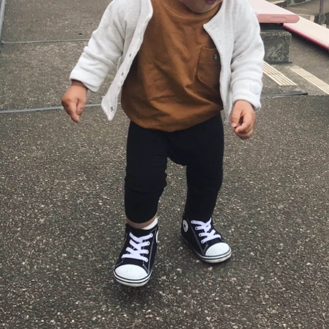 LEEさんのインスタグラム写真 - (LEEInstagram)「子どものTシャツ買いすぎ問題  洗いざらしのクシャクシャですみません。  続子ども服シリーズ。  やばいTシャツ買いすぎです。  左上 フルーツオブザルームのポケT。 かわいすぎて #色ち買い。 なんならこれ以外にオートミールも買いました。  右上 ビーミングで。ドットめっちゃかわいい。  左下 帰省した時にデパートのバーゲンでディグ。 サンダーボルトとドーナツ。いかす。 バーゲン最高。  右下 みんな大好きオフロスキーTシャツ。 うすピンクがいい感じ。  子どものやつ買いすぎたので 父はヘインズのパックTで頑張るよ。  2、3枚目は着画です。 足元はじいちゃんに買ってもらった コンバース。  ストロークスも真っ青の クールな履きこなしだぜ。  ぷーすけ  _ #magazinelee  #leeweb #LEE編集部のお買い物 #子ども服 #ポケT #フルーツオブザルーム #fruitoftheloom  #ビーミング #bmingbybeams  #オフロスキー #コンバース #converse」5月23日 17時28分 - magazinelee