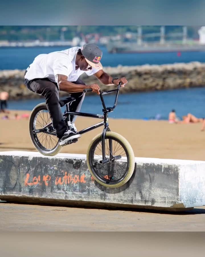 のインスタグラム：「To say this is impressive, is an understatement. 🚲: @courageadams 🎥: @raulmartin63 @redbullbike #bike #manual #bmx #action #redbull」