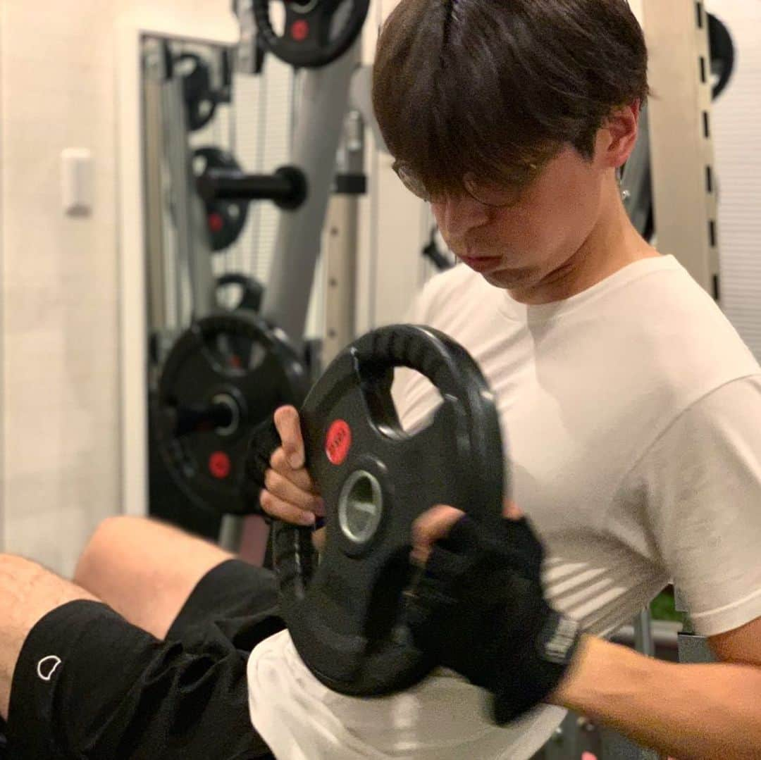 岡本至恩さんのインスタグラム写真 - (岡本至恩Instagram)「目指せゴリマッチョ！ (嘘です) be patient, be fit. . @bondsgym  #workout #6pack」5月23日 17時30分 - seanokmt