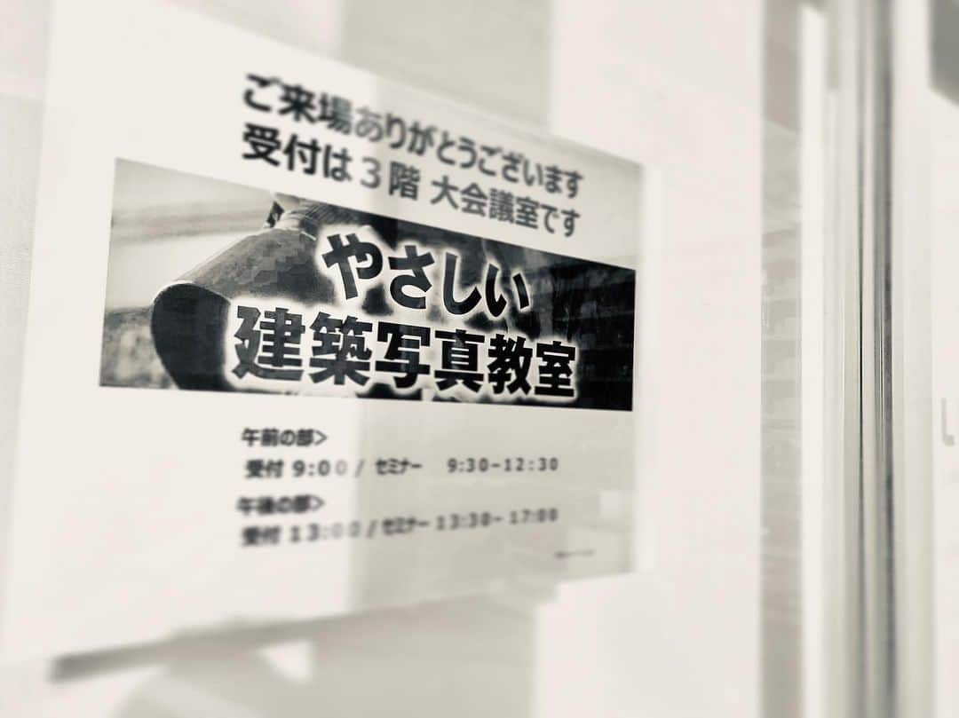 crie style クリエすずき建設のインスタグラム：「昨日のお休み、船橋にあるLIXILさんのショールームへ、 写真撮影の勉強に行ってまいりました📷 講師の方々も親切に教えてくださり、 大変勉強になりました( ˘ω˘ ) 歳を取ればとるほど、 学ぶことの面白さを実感しているかも、と感じる 今日この頃です✒ 「知る」って楽しいですよね♫  余談ですが、船橋に降り立ったのは久しぶりだった私。 道中、唐揚げ好きの私が目を引くお店を発見。 日本各地で出店しているどころか、アメリカでも出店しているんですね、  知らなかったー！ (広報 丸山) #LIXIL#ショールーム船橋 #やさしい建築写真教室 #写真#建築写真#学び #唐揚げ #戸建て#注文住宅 #バリアフリー#セカンドライフ #ユニバーサルデザイン #新築#リノベーション#リフォーム #ライフスタイル#住まいづくり #楽しく人生をデザイン#crie_style#クリエ #クリエすずき建設#工務店#柏 #ウラカシ百年会」