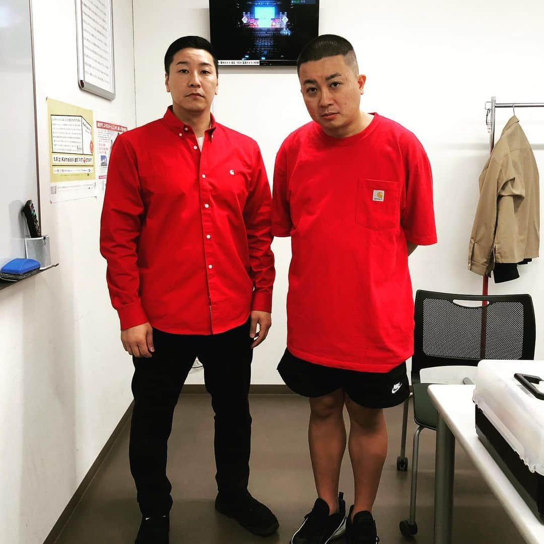 長田庄平さんのインスタグラム写真 - (長田庄平Instagram)「私服被り。。 #はずかしい #月1ペースである #コンビの衣装に思われる #carhartt #赤 #チョコレートプラネット」5月23日 17時34分 - osadashouhei