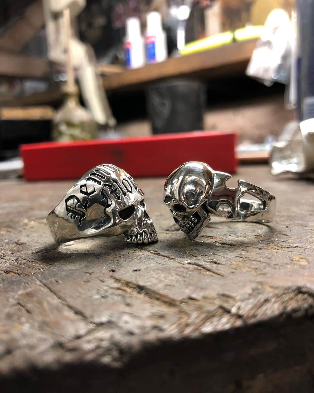 のインスタグラム：「Left or right? 💀 #skull #silver #ring #jewellery #Thursday #instadaily #instahub #instafashion #nofilterneeded #nofilter #natural #detail #teeth #smile #mood」