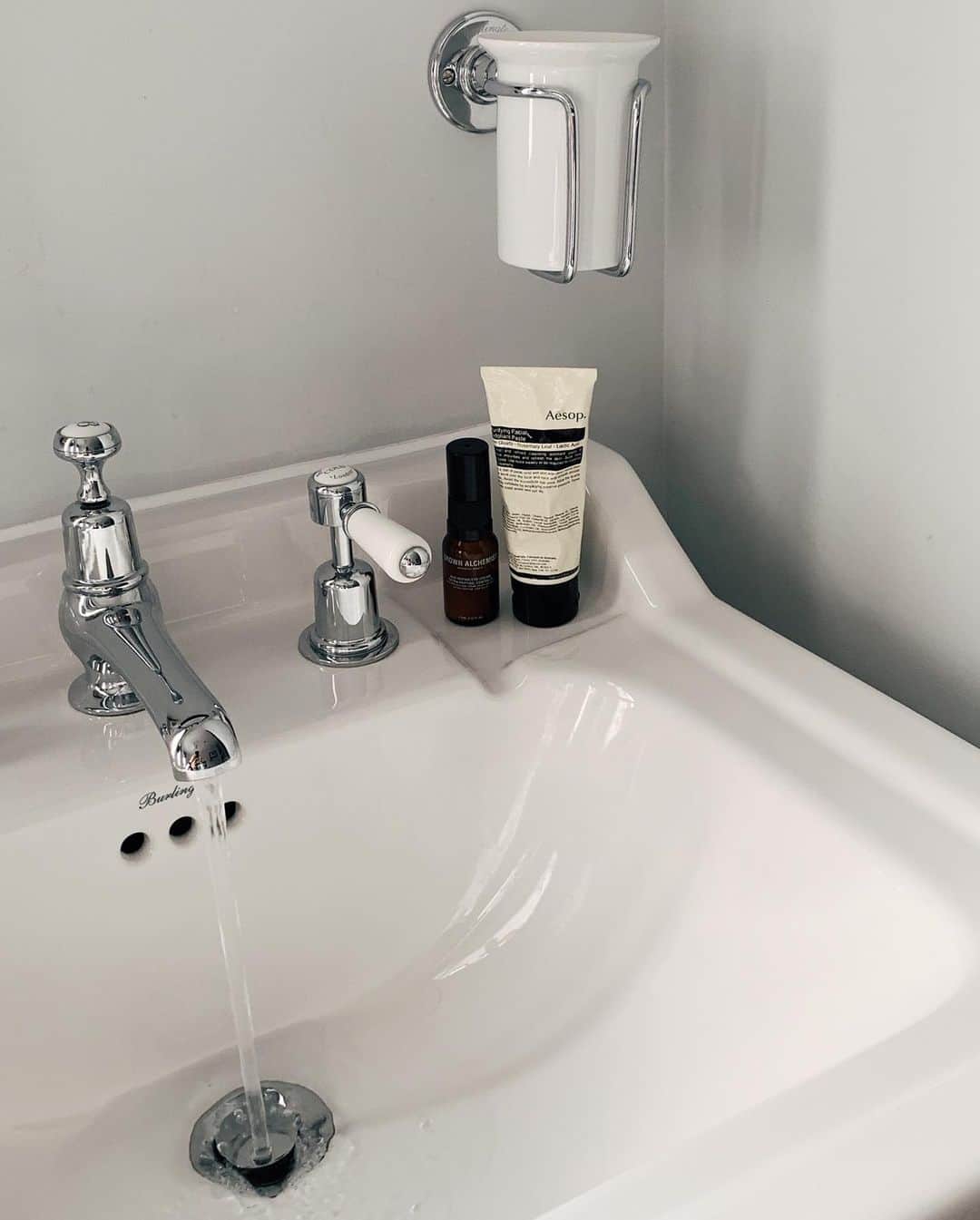 MR PORTERのインスタグラム：「Sink-side essentials 🚰 @thecoachldn⠀⠀ -⠀⠀ Head to the link in bio or tap to shop the MR PORTER grooming edit. #MRPORTER.」