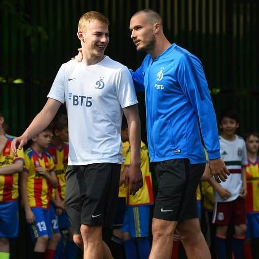 トニ・シュニッチのインスタグラム：「We had some fun with kids in school ⚽️⚽️⚽️」