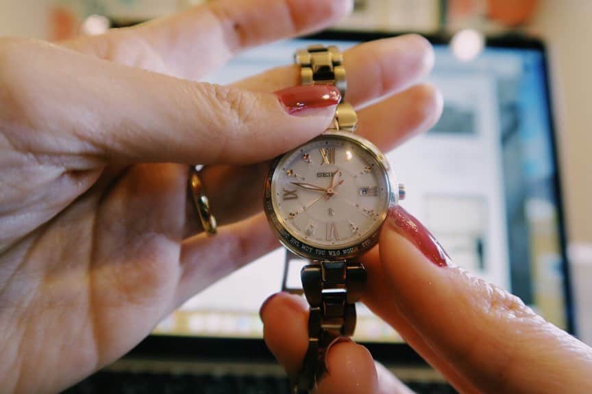 磯部映見さんのインスタグラム写真 - (磯部映見Instagram)「LUKIAの時計をつけ始めて数ヶ月、時計の為に携帯を見る回数も少なくなり、生活の所々で時計をつけた腕から放つ仕草や所作を意識するようになりました！一番嬉しい機能が、世界の時間がボタン一つで分かる機能と自動的に世界の時間を受信してくれる機能！ 手放せません❤️🕰 Thanks lukia watch for making my international job easier and professional🖌🧡 #lukia #レディゴールド #LadyGold #lifestyle #腕時計 #レディダイア #pr #ワールドタイム」5月23日 17時49分 - aimee_isobe