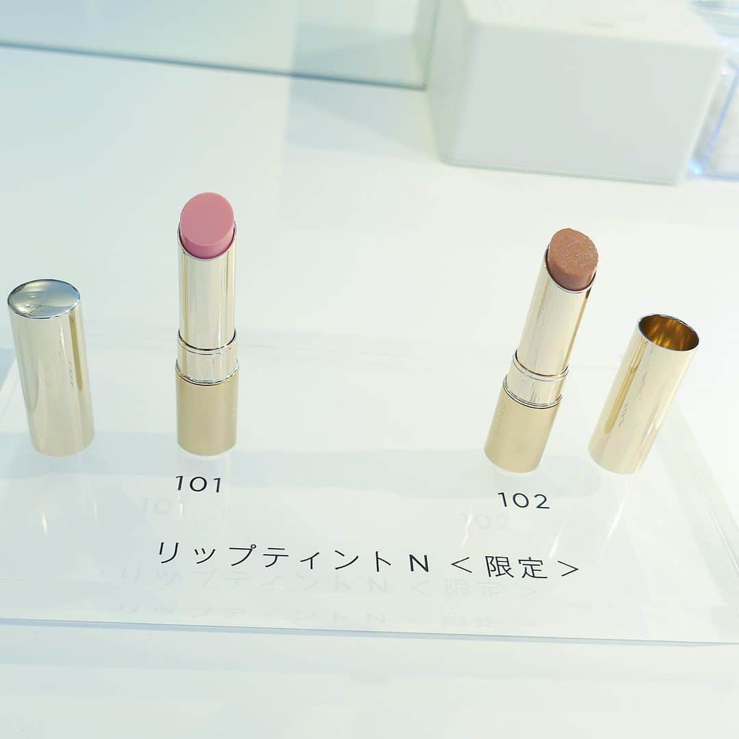 美的 Biteki's official Instagram! さんのインスタグラム写真 - (美的 Biteki's official Instagram! Instagram)「いよいよ明日5月24日より、オペラのリップがリニューアルして発売スタート！ 新コンセプトは、“唇から、はじまる”。「女性の多面的な魅力をひと塗りで表現する」という根幹はそのままに、新しい時代の空気感を取り入れたブランドへアップデートされます。 ＼アイテム情報はこちら／ ◆リップティント N　全8色 各￥1,500（税抜） 鮮やかな色とセミマットなツヤで、唇そのものが色づくような仕上がりを叶える名品リップティントは、 “レッド”や“ピンク”、花嫁リップでおなじみの“コーラルピンク”など人気既存色はそのままに、新色2色が追加！ 淡いピンクからバーガンディまで、より幅広いカラーバリエーションで、リップメイクが楽しめます。 明日5月24日からは、夏の限定色（限定2色 各￥1,500税抜）も登場！ ・ ◆シアーリップカラー RN　全10色 各￥1,200（税抜） ひと塗りでしっかり色づくのに、素の唇の質感が透けるような透明感で軽やかな仕上がりを叶える「シアーリップカラー RN」。全10色のうち、9色が新色になっています。 また従来品に比べ、容量が1.5倍になり、コスパがアップしているのもポイント！ ★★★ リニューアルにともない、ますます話題になること間違いなしのオペラのリップ、ぜひチェックしてみて！  #オペラ#OPERA#リップ#リップメイク#メイク#メイクアップ#ルージュ#コスメ#コスメ好きさんと繋がりたい#cosme#プチプラ#プチプラコスメ#新商品#オペラリップティント#花嫁リップ#bitekicom」5月23日 17時51分 - bitekicom