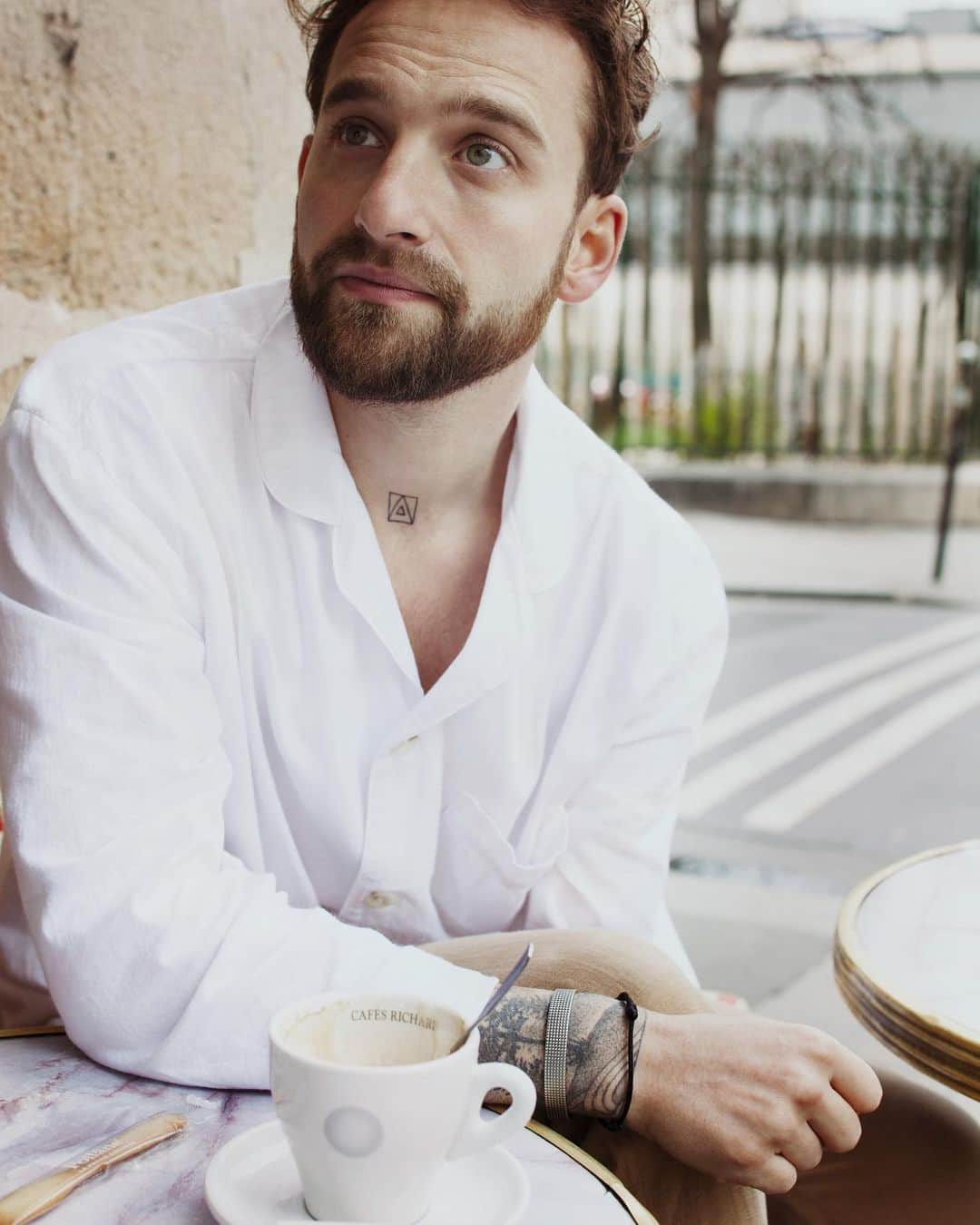 のインスタグラム：「Morning coffee w/ @yohann___caron shot by @juliachampeau ☕️ #americanvintage #menswear #menstyle #amvmen #fashion #essential #paris」