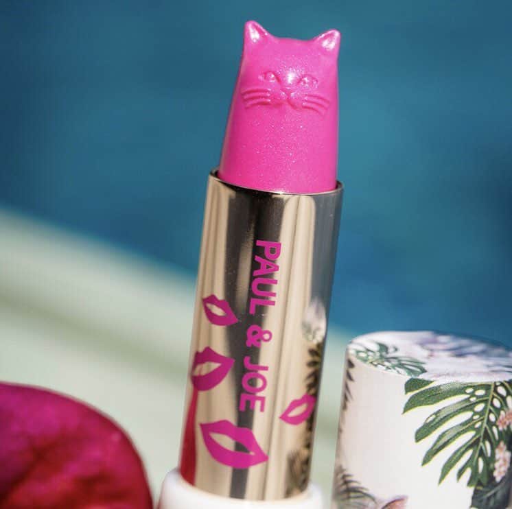 PAUL & JOE BEAUTEさんのインスタグラム写真 - (PAUL & JOE BEAUTEInstagram)「・﻿ This tropicat pattern immediately takes you from spring to summer🏝👙 ﻿ Pair it with a ‘pure pink’ lip that gives your lips volume and a glitter-induced shine for a fresh and fun start to the summer🌞💖 ﻿ ■LIPSTICK LIMITED 006﻿ ■LIPSTICK CASE LIMITED 004﻿ ﻿ *Check your local market for availability*﻿ ﻿ #PaulandJoe #paulandjoebeaute #summer #summermakeup #summer #cat #tropicat #catstagram #cats #catofinstagram #lip #lips #Lipstick #lipstick💄 #limited #dance #disco #ポールアンドジョー #限定コスメ #デパコス #猫」5月23日 18時00分 - paulandjoe_beaute