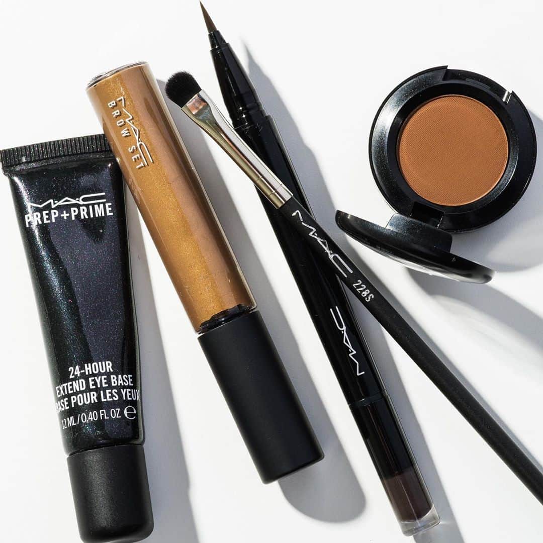 M∙A∙C Cosmetics Japanのインスタグラム：「⠀ ベースを仕込んで、仕上がりキープ！ パウダー、リキッドアイブロウと眉マスカラで、しっかり眉✨ #MACアイブロウ ⠀ ⠀ ↓↓↓掲載製品名↓↓↓ 左から [M∙A∙C プレップ プライム 24 アワー エクステンド アイ ベース] [ブロウ セット] ビガイル [シェイプ + シェード ブロウ ティント] スパイクト [スモール アイ シャドウ] エスプレッソ ⠀ DESIGN: M·A·C ARTIST RINO KASAI @rino416⠀@macprotokyo PHOTO: @takaki_iwata ⠀ ⠀ ⠀ ⠀ ⠀ ⠀ #MACCosmeticsJapan #MACコスメ #MACCosmetics #MACArtistChallenge #MyArtistCommunityJP #MAC #コスメ #メイク #眉メイク #アイメイク #アイブロウ #eyebrows #PrepPrime #プレッププライム #SmallEyeShadow #スモールアイシャドウ #BrowSet #ブロウセット#ブロウティント #BrowTint #EyeBase #アイベース」
