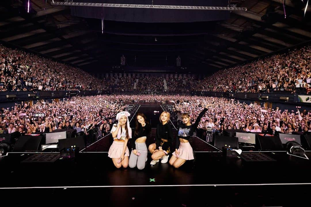 ジスさんのインスタグラム写真 - (ジスInstagram)「#blackpink2019worldtourwithkia  Thank you, England!! Thank you to all those who hosted us and came out to watch our shows🙏  We had such a wonderful time here and thank you all for being part of those memories!!🐰❣️Manchester and London we love you!  Please stay with us always🦋」5月23日 18時01分 - sooyaaa__