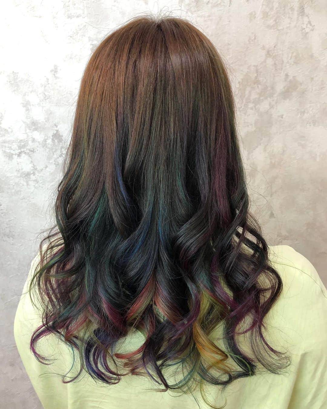 salon PRATiNO(サロンプラチノ)のインスタグラム：「. 💗🌈大人かわいいレインボーカラー🌈💗. .  毛先がカラフルな「レインボーカラー」 根本〜中間はナチュラルなブラウンで毛先を引き立てました💗  巻いたり、アップにしたりと アレンジしてもかわいい🌈💗 . . 【CLAVIS PRATINO】 ◇月曜日～土曜日 11:00～20:00 ◇日曜日 11:00～18:00 ※時間外はお問い合わせください。 愛知県名古屋市中区錦3-4-19石垣ビル７Ｆ ☎︎052-962-7017 . . #hairstyle #hair #cornrow #clavispratino #pratino #hairsalon #FIBREPLEX #nagoya #haircolor #love #特殊ヘア #ブラックヘア  #コーンロウ #ブレイズ  #派手髪 #ヘアカラー  #外国人風カラー#バレイヤージュ #グラデーション  #美容室 #ヘアサロン #クラビスプラチノ #名古屋 #栄 #錦」