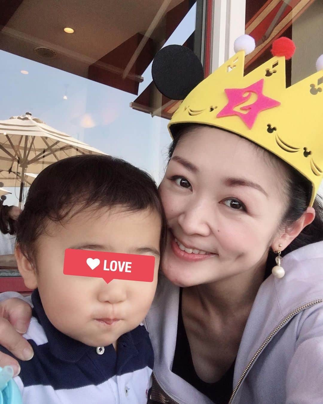 美夢ひまりさんのインスタグラム写真 - (美夢ひまりInstagram)「長男2歳になりました❤️❤️ すくすく大きくなってくれてありがとう✨ ・ 毎日たくさん我慢させちゃってると思います💦 長男の要求に対して「ちょっと待ってねー😵」と言う度に反省ばかり💦 それでも弟・妹にとっても優しく接してくれていて、私は毎日感動しています。 まだまだたくさん我儘を言って欲しいし、甘えて欲しい‼️ ・ 今日は双子がとても良く寝てくれていて、日中長男ファーストで過ごせました❤️(夜が怖いけど…😓) 王冠はちょっとしか被ってくれなかったから、私が被りました😂👑 ・ #長男#2歳の誕生日#お誕生日#おめでとう#大きくなったね#毎日ありがとう#大好き❤#3児ママ#3人育児#mamalife」5月23日 18時03分 - himari_miyume