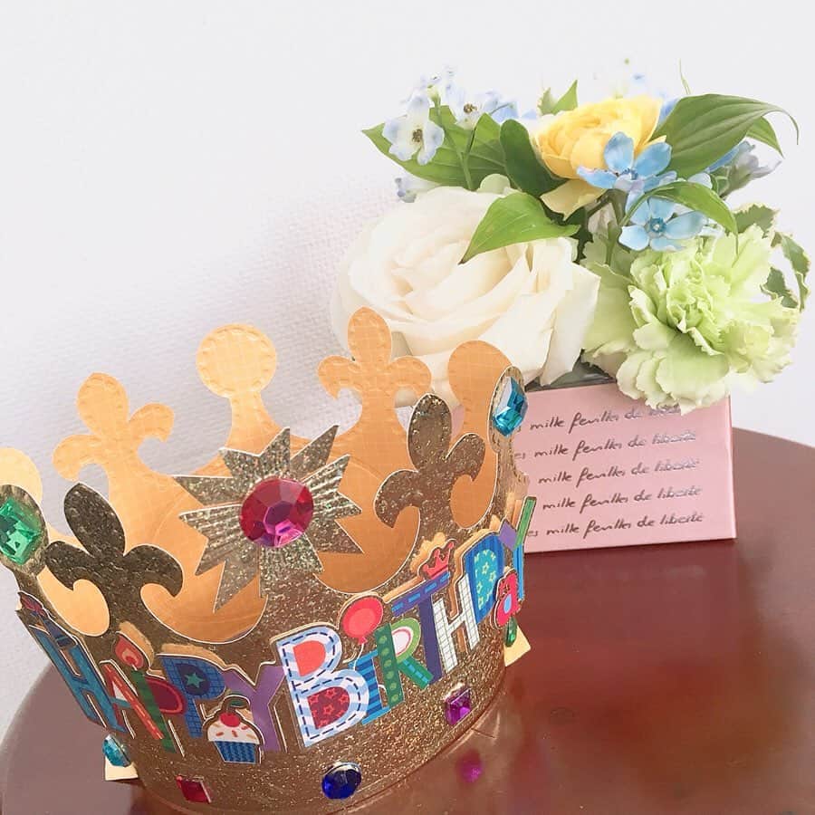 美夢ひまりさんのインスタグラム写真 - (美夢ひまりInstagram)「長男2歳のお誕生日🎂 ・ 日々バタバタで😵昨日出来なかったので朝5時から出来る範囲でお誕生日っぽく飾り付け💦 @irodori_baby さんのガーランドがあって助かったー✨ ・ 2枚めのお花と王冠カードは @sakurai_nana7 ちゃんからのプレゼント❤️ ・ #長男#お誕生日#誕生日#2歳#朝から#飾り付け#出来る範囲で💦#irodori_baby#ガーランド#お花#👑#mamalife」5月23日 18時05分 - himari_miyume