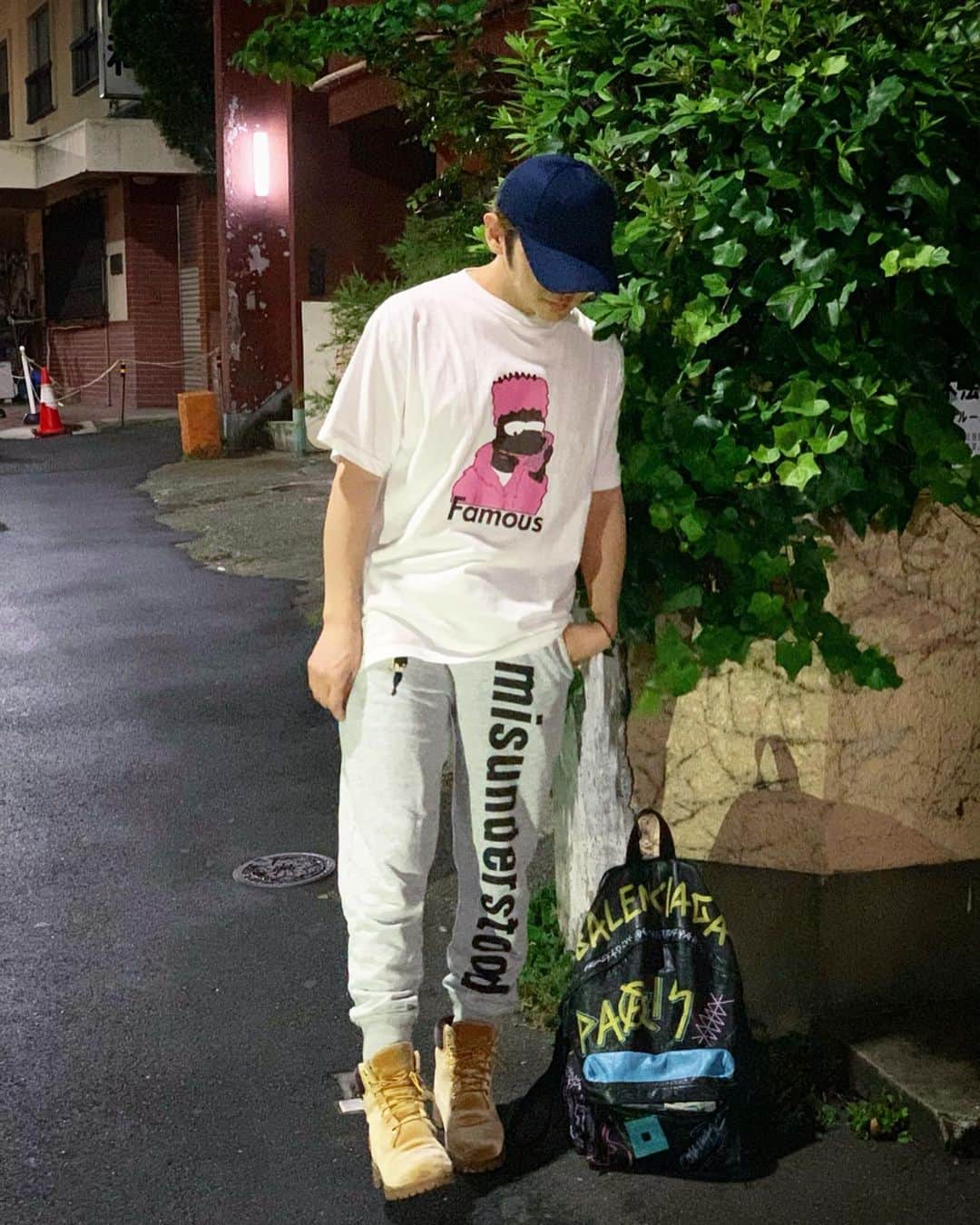 ミッチーのインスタグラム：「ヤマダ電機 x VONMIEのCM見てくれてる人結構いてアゲ！ 教えてくれてありがとう〜 みんなぜひ1PEACE覚えてねねね そして明日は大阪！ 来てくれるみんな楽しもうななな  CAP: @lifeinnina  T-SHIRT: @world_wide_famous  PANTS: @a.you x @bettyboop SHOES: @off____white x @timberland BACKPACK: @balenciaga」