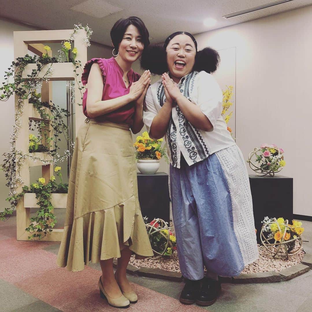 ひうらさとるのインスタグラム：「ニッチェの江上さん楽しい人だったー。メイクルームで隣だっんだけど、このポンポンみたいな髪型地毛で自分で作られてたよ！触らせてもらったけど、ふわふわだったー❤︎ 映画の「犬猿」見たばっかりだったので、感想も伝えられて良かったです！ #livenewsit  #ニッチェ #江上敬子 さん」