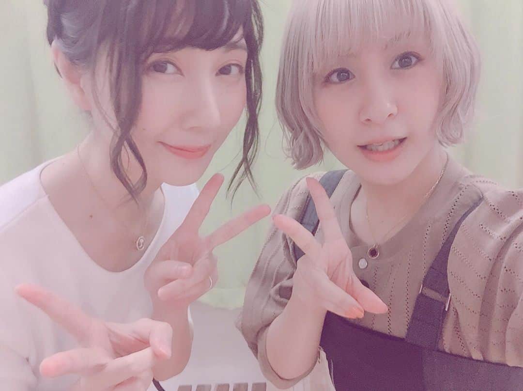 吉田有里のインスタグラム：「秦佐和子さんと🧡 バンドリ！TV にゲストでお邪魔させていただきました！ 本日TOKYO MXさんで23時〜、サンテレビさんで24時〜放送です。 YouTubeのバンドリちゃんねる☆でも配信されていますので是非！ 秦さん、本当にお綺麗で優しくて面白くて！！ 楽屋で話しかけ続ける私の相手を沢山してくださる😭😭ああうれしい 私勝手に凄く好きです😭😭😭 #バンドリ #bangdream #秦佐和子 さん #吉田有里 #パスパレ #ハロハピ」
